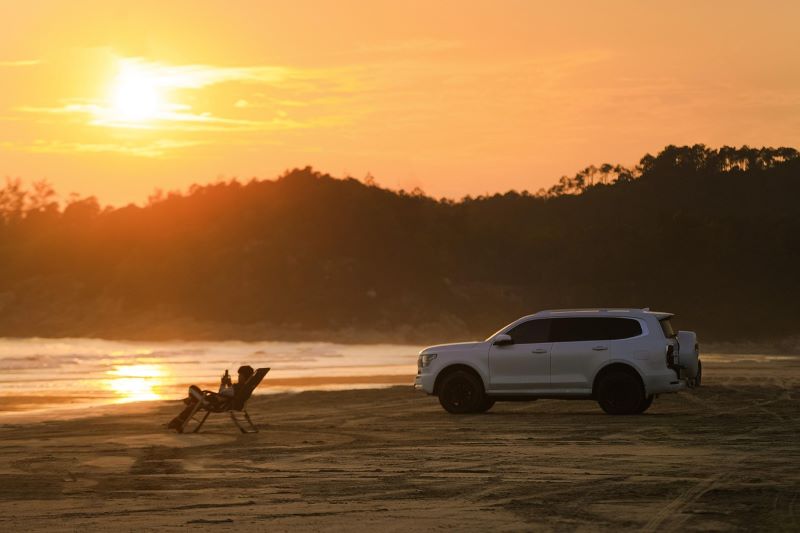 Auto z widokiem na zachód słońca