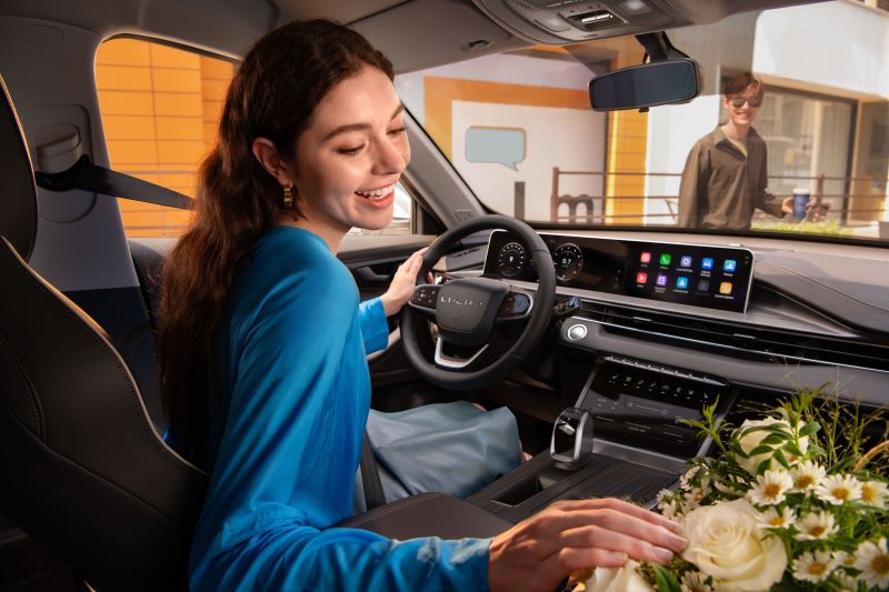 Kobieta za kierownicą w aucie